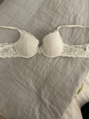 Vit spets bh 75B - Säljer denna vita spets bh i storlek 75B från Lindex🩷