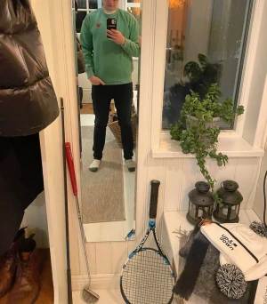 Grön sweatshirt med broderat hjärta - Säljer en grön sweatshirt från H&Mmed ett broderat rött hjärta på bröstet. Tröjan har långa ärmar och en avslappnad passform. Perfekt för en casual look. Tröjan är Xs men passar mer S