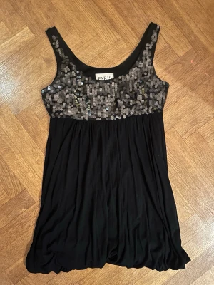 Cocktail klänning - Jättesnygg svart cocktail klänning från PARIS KATE AND I. Klänningen är svart med paljettdetaljer runt bysten och ballong slut. Storlek S
