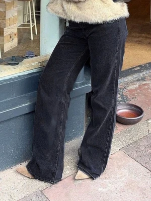 NAKD low waist jeans - Säljer dessa vida NAKD low waist jeans i storlek 38🤍🤍 Endast använda typ 2 gånger så i mycket bra skick. Nypris 699kr