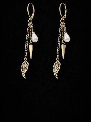 Guldtonade örhängen med pärldetalj - Snygga guldtonade örhängen med hängande kedjor, dekorerade med vita droppformade pärlor, spetsiga koner och lövformade hängen. Perfekta för dig som gillar unika detaljer och trendig design.