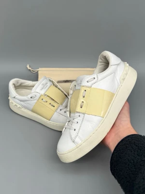 Valentino Open Skor | 38 - Valentino Open skor i superfint skick! Storlek 37.5 men passar större. Original dustbag ingår. Hör av er vid funderingar 🙌