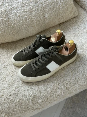 Tom Ford Cambridge skor  - Riktigt snygga Tom Ford Cambridge skor | Färg: Army Green | Storlek: orginal storlek 43, Tom Ford tenderar att ha ungefär en halv storlek större 44/43,5 | Retail pris: ~ 10 000kr  | Skick: 9/10 | Sällsynt färg | Skriv om minsta funderingar | 