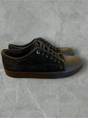 Lavin Cap toe-Svarta-Storlek 41 - Lavin Cap toe-Svarta-Storlek 41. Mockan är Acceptabelt skick har lite fläckar o annat, en del av sko snöret är lös. Färg SvartX3. Priset är diskuterbart. Vid mer frågor eller bilder är det bara att skriva!