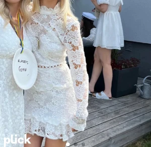 Vit student spetsklänning - Säljer denna jättefina spetsklänningen, endast använd 1 gång o är som helt ny!💕