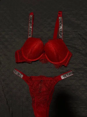 Rött spetsset från Victoria's Secret - Snyggt rött underklädesset från Victoria's Secret med push-up bh och matchande trosa i spets. Bh storlek är i 75b och trosorna är M men passar även S.