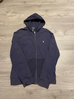 Mörkblå hoodie från Polo Ralph Lauren - Säljer denna sjukt snygga mörkblå Ralph lauren hoodien! Den passar till allt. Perfekt för en vanlig look med lite stil också! Det är ett väldigt skönt material! Storlek XL 18-20 i barn. Vilket motsvarar Storlek S. Den är i mycket fint skick! Och självklart äkta! Skriv vid funderingar!😀 Fraktas samma dag som köp:)📦