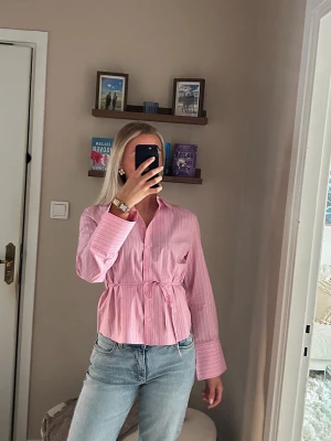 Rosa skjorta  - Skjorta från Gina! Endast använd en gång 🌸Storlek s. 
