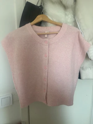 Ljusrosa stickad tröja - Jättesöt stickas tröja från Nelly som jag aldrig använvt, har bara testat. Man kan även ha den baklänges!💗