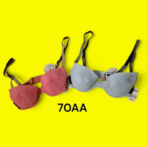 2-pack Snobben bhar 70AA rosa och ljusblå - Säljer ett 2-pack bhar i storlek 70AA, en i rosa och en i ljusblå. Båda har justerbara axelband och lätt vadderade kupor (eller egentligen uttagbara kuddar) för extra komfort. Snygg enkel design utan spets eller extra detaljer. Snoopy-tryck på ena kupan. Perfekta för dig som vill ha en basic bh i fina färger. Varan är oanvänd och kommer från ett konkurslager från 2000-talet. Orginallappar kvar. Har fler annonser och bra bundlerabatt vid köp av flera.