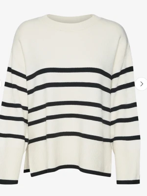 Vit stickad tröja med svarta ränder - Snygg stickad tröja i vitt med svarta horisontella ränder. Tröjan har en avslappnad passform, rund halsringning och långa ärmar. Perfekt för en trendig och bekväm look. Materialet ser mjukt och skönt ut.