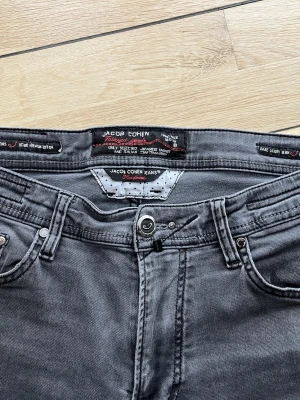 Limited edition Grå jeans från Jacob Cohen - Kan diskutera pris vid snabb afär! Par 126 av 268, de kostar 11000kr nya och är i väldigt bra skick förutom loggan som är lite delad där något dygn sitter löst men det märker man bara när manniollar noga! 