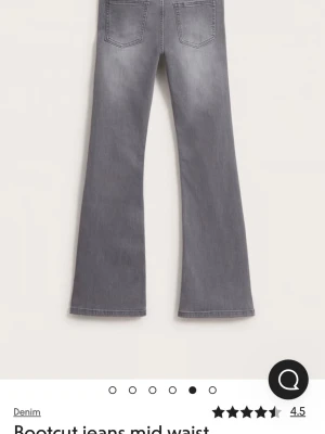 Grå bootcut jeans Kappahl  - Säljer ett par jättesnygga grå bootcut jeans med midwaist från Kappahl. Säljer för dom har blivit för små. Dom är i storlek 140 barn. Det går att justera midjan med resår. Orginalpris 379 kr.❤️