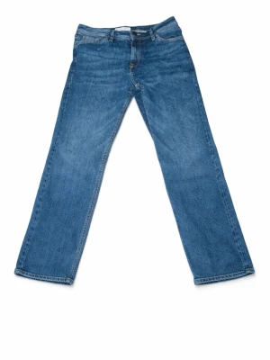 Blå raka jeans från Stock & Hank - Klassiska blå jeans från Stock & Hank med rak passform och fem fickor. Jeansen har en snygg tvättad look och är tillverkade i slitstarkt denimtyg. Perfekta för en avslappnad och stilren outfit.