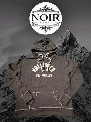 Svart hoodie från Hollister - Säljer denna sällsynta och mycket eftertraktade Hollister hoodien | Passar 165-175 | Mycket bra skick | Vid eventuella frågor hör gärna av dig och erbjuder bra pris vid köp av bundle😁✅