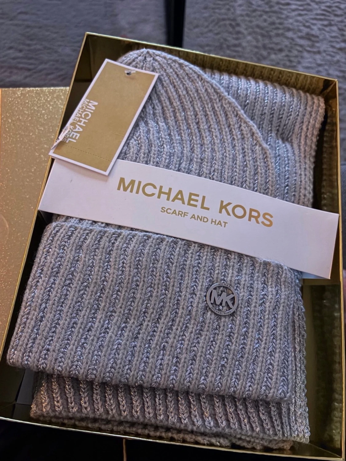 Grå ribbstickad mössa och halsduk Michael Kors