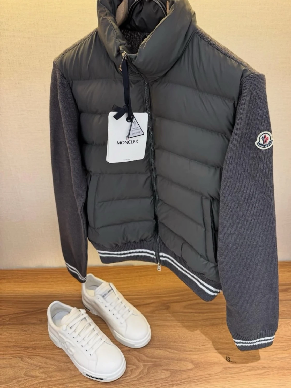 Moncler grå dunväst med stickade ärmar