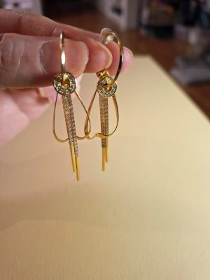 Guldiga örhängen  - Fler fina accessoarer finns på min profil 💍  More exquisite accessories on my profile listings.