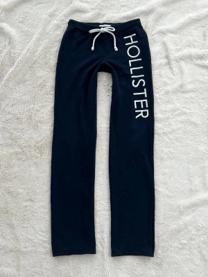 Hollister lågmidjade byxor  - Ett par byxor från Hollister i storlek XS. Rakt över midjemått: ca 32cm. Innebenslängd: ca: 79cm. Finns 1 liten fläck bak som syns på bild. Jag fraktar inom 24h, frakt med PostNord prioriteras. Se liknande plagg i min profil!