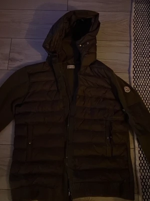 Moncler Cardigan - Olivgrön Moncler cardigan, aldrig använd är 3xl sitter som en xl/xxl. 