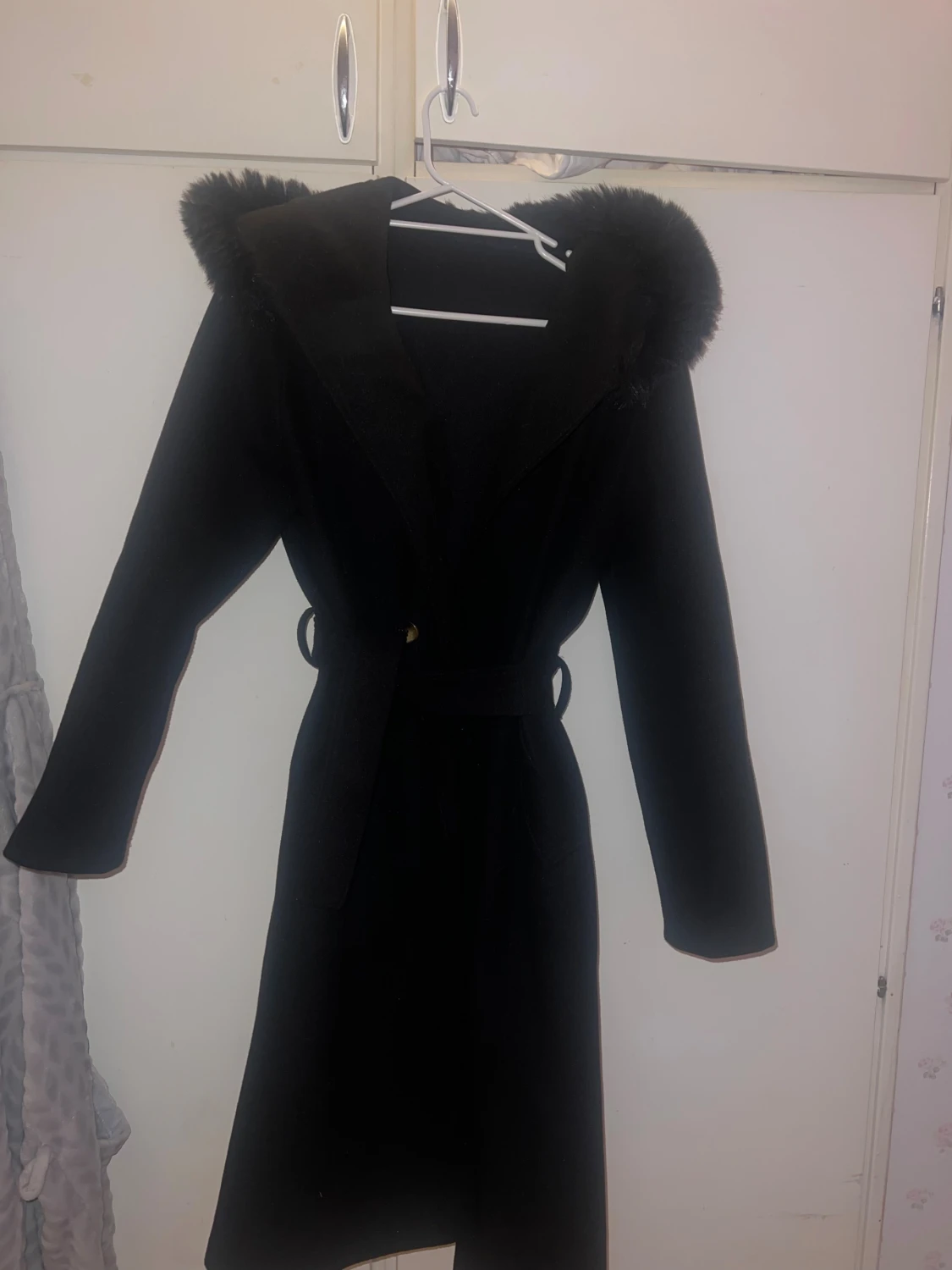 Svart kappa med pälsluva