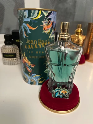 Jean Paul Gaultier paradise garden - Snygg och unik parfym med tropisk design från Jean Paul Gaultier. Flaskan har en cool broderad detalj och kommer i en färgstark förpackning. Perfekt för dig som vill sticka ut med din stil. 3 månader gammal. Använd 15 gånger kanske. Ny pris 1250 kr. 