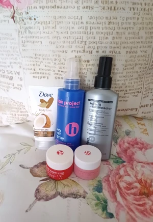 Skönhets kit - En blandning av skönhetsprodukter. Overnight lipmasks, handkräm, saltvattenspray och värmeskydd. Allt är nytt och oanvänt.
