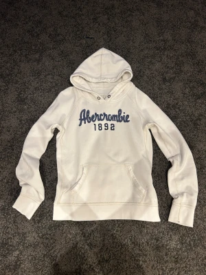 Abercombie fitch hoodie - Abercombie & fitch hoodie i fint använt skick! Storlek L, men passar XS! Hör av dig vid frågor! 