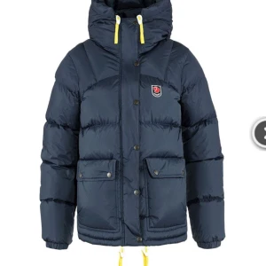 SÖKER!!! Mörkblå dunjacka från Fjällräven STL XS - SÖKER!!!! Denna navy blå fjällräven jackan i STL XS ELLER S!!! Kontakta gärna om du vill sälja