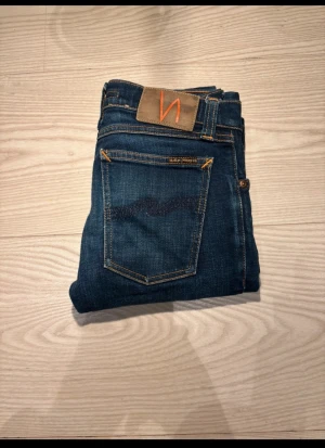 Nudie jeans OBS kolla bio - Skick 9/10 | W28 L34 | Väldigt snygga jeans för ett väldigt bra pris till julklapp eller något liknande|  Nypris! 1799kr  | OBS! är på semester just nu så kan inte skicka förens onsdag eller torsdag
