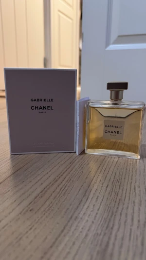 Chanel Gabrielle EdP 100ml - Chanel Gabrielle Paris Eau de Parfum, 100 ml. Snygg och stilren flaska med originalkartong. Perfekt för dig som vill ha en ikonisk doft från ett klassiskt modehus.