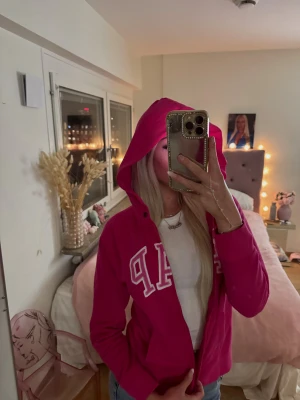 Rosa GAP hoodie - Superfin rosa 2000s GAP-hoodie i klassisk modell med broderad logga framtill. Mjuk och bekväm 🩷 Obs: Liten missfärgning på dragkedjan (se bild). Dragkedjan går inte att dra upp, så den funkar bäst som öppet sittande hoodie eller för någon som vill fixa dragkedjan. - Passar XS - S Skriv privat för fler bilder eller frågor 🫶🏽