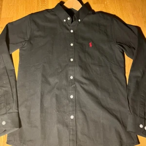 Ralph Lauren skjorta - Stilren skjort från Ralph Lauren🤩. Strl L, men sitter litet. Slim fit. Modellen är 180cm. Toppskick💯. Hör av dig om du har några frågor!