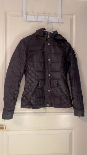 Jacka - Fin jacka ifrån rockandblue, finns en liten reva på vänster arm. Päls följer inte med