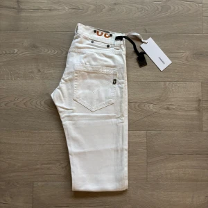 Dondup Jeans - Helt nya - Riktigt snygga vita Dondup Jeans. Helt nya med tags. Slim passform. Storlek W30. Längd 103-105cm, Midja 39cm. Tveka inte ställa frågor vid intresse🙌