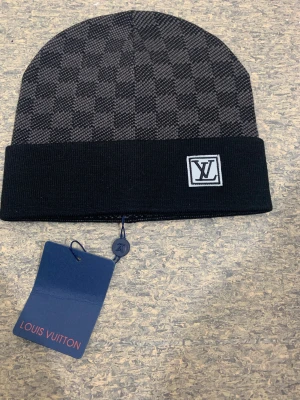 L och v mössa - Väldigt populär och trending mössa, perfekt just för dig som vill vara varm men samtidig stillig, passa på innan den är såld!! Kom privat för fler bilder 