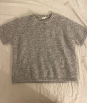 Grå stickad t-shirt  - Grå stickad t shirt ifrån Gina Tricot. Stl 156/164 och är i nyskick
