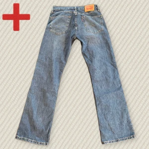 Blåa Levis 527 Bootcut - Riktigt snygga Bootcut Levis i modellen 527! Storlek: 30/32 Fint skick, inga märkbara defekter. Skriv om du har frågor! Mått: Midja – 40 cm, Lår – 29 cm, Innersöm – 78 cm, Yttersöm – 105 cm, Benöppning – 22 cm