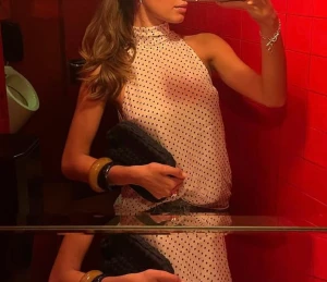 Prickig halterneck blus med knyt - Säljer en vit halterneck blus med svarta prickar och hög krage som knyts med lång scarf baktill. Aldrig använd, toppen skick!!😇😇