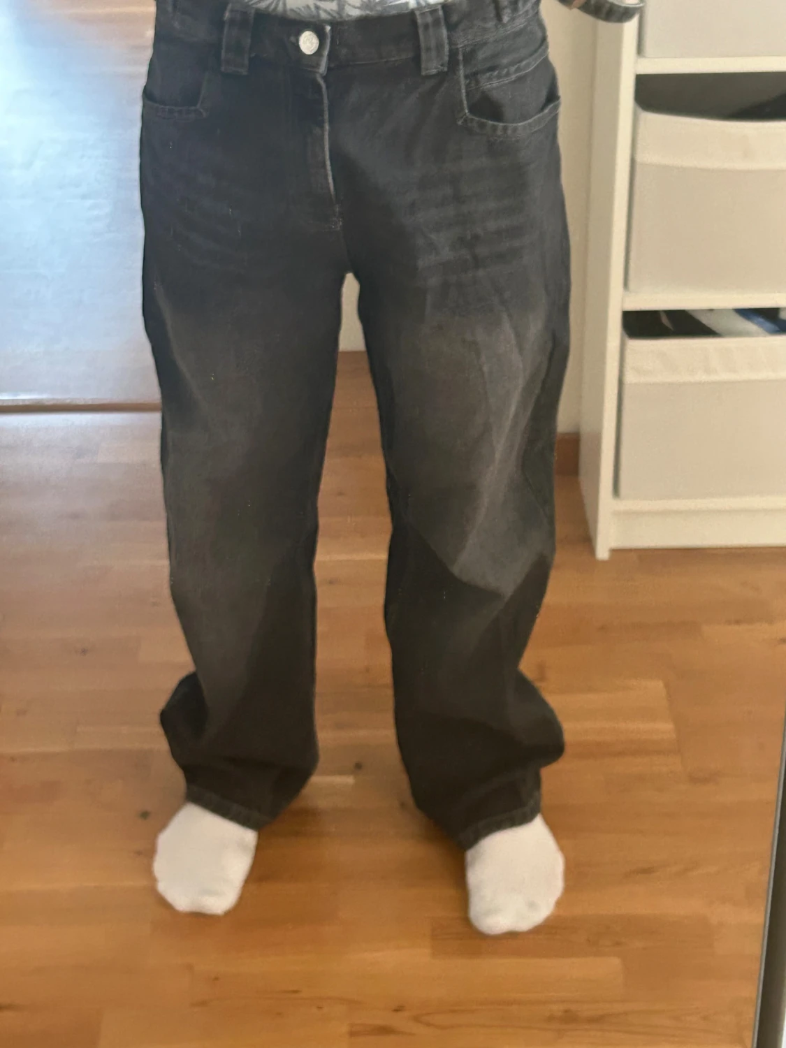 Svarta vicinity jeans med tvättat look - 2