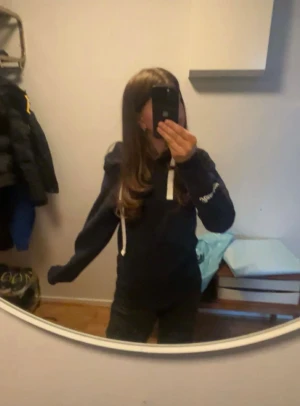 Mörkblå russemerch zip hoodie  - Säljer en mörkblå zip hoodie i storlek XS från russemerch! Lite uttvättad. Skriv vid frågor och kolla gärna in mina andra annonser💕