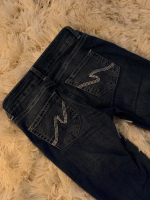 Blå bootcut jeans från Nelly - Fina Nelly, perfekta bootcut-jeans med låg midja, storlek 36, färgen är marinblå och jeansen har långa ben! Innerbensmåttet är 84 cm🩷 Nästan nya!