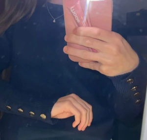 Marinblå stickad tröja Farhi M - Snygg marinblå stickad tröja från Farhi by Nicole Farhi i storlek M. Den är köpt i frankrike den är som helt ny knappast använd ca 2 gånger. Den är i strl M men passar även som S. 🌸💞