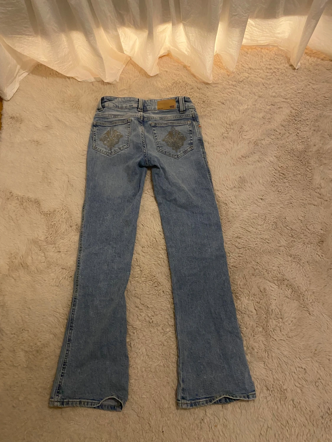 Bootcut jeans med broderi från Lager157 - 4