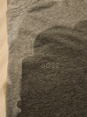 2-pack BOSS t-shirts i vitt och grått - Två stilrena t-shirts från BOSS, en i vitt och en i mörkgrått. Har väldigt skön passform!Tillverkade i mjuk och fin bomull. Pris kan diskuteras! Om man vill bara ha en så kan man det osv.