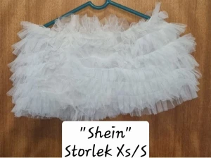 Vit volangkjol från Shein - Superfin vit kortkjol från Shein med flera lager volanger i tyll. Kjolen har en fluffig och lekfull look som verkligen sticker ut. Perfekt för dig som vill ha något extra till outfiten. Resår i midjan för skön passform.