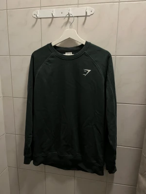 Mörkgrön sweatshirt från Gymshark - Storlek L & bra skick.