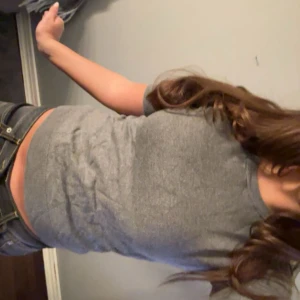 Grå kortärmad tröja från H&M - En basic grå tröja från H&M i storlek XS. Tröjan har korta ärmar, rund halsringning och ribbade muddar vid ärmslut och nederkant. Perfekt till jeans eller kjol för en chill look. Materialet är mjukt och känns skönt mot huden. Nypris 249