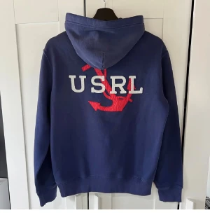 Ralph lauren hoodie  - Säljer denna otroligt sällsynta och snygga Ralph laUren hoodien. Bra skick och vid frågor är det bara att ställa! 😁 Strl s!