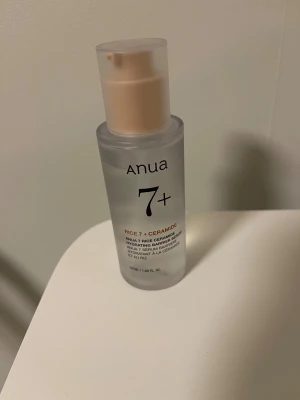 ANUA 7+ Rice Ceramide Hydrating Barrier Serum 50 ml - Jag säljer för att den inte funkade för min hud. Endast prövad ett fåtal gånger. Anua 7 Rice Ceramide Hydrating Barrier Serum är ett lystergivande, stärkande och djupt återfuktande serum för alla hudtyper, särskilt för trött hud med små pigmentförändringar. Detta milda serum innehåller näringsgivande risvatten och risextrakt, lystergivande niacinamid samt ceramider som stärker hudens barriär och tillsammans hjälper till att ljusa upp mörka fläckar från exempelvis akne. 